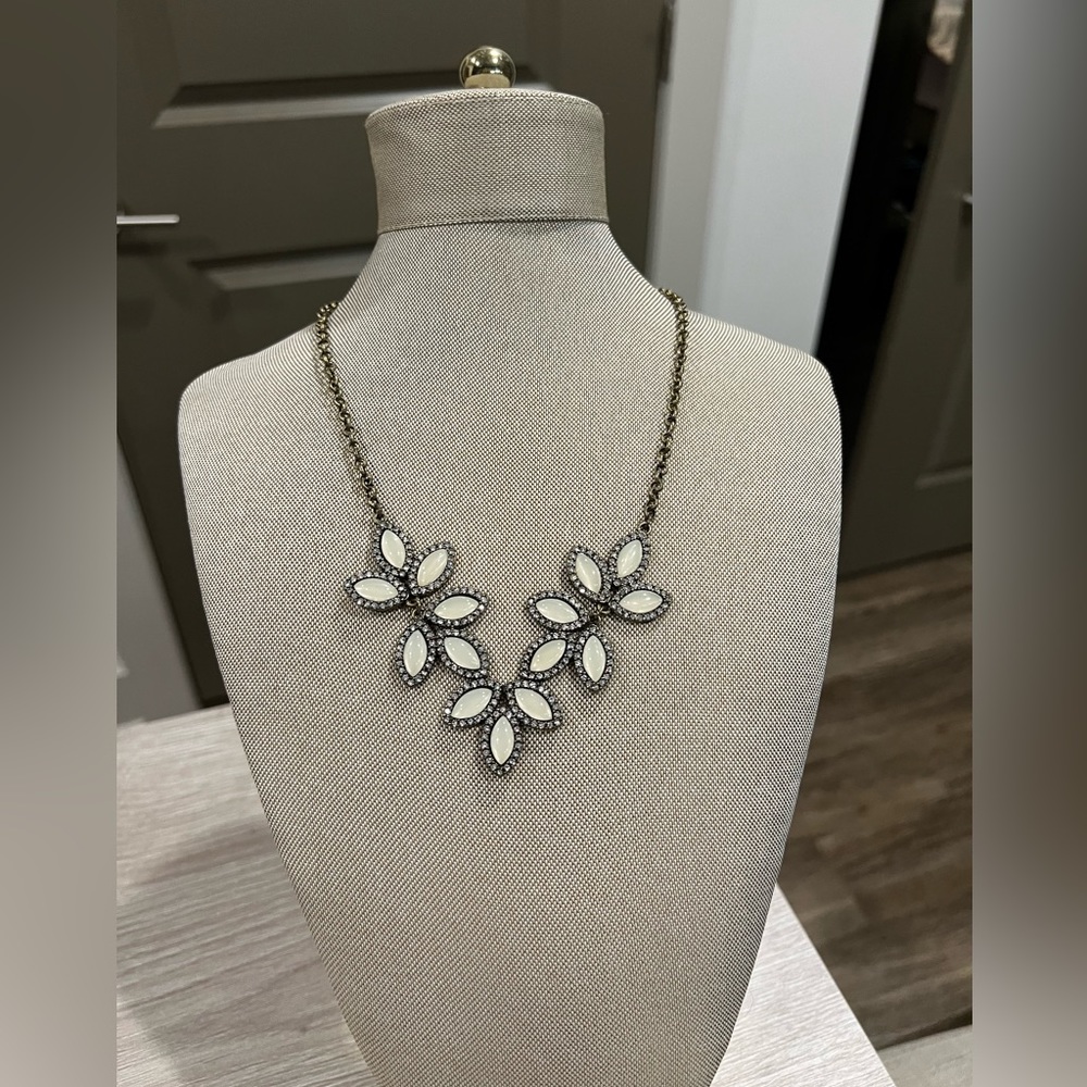 Statement necklace - White flowers